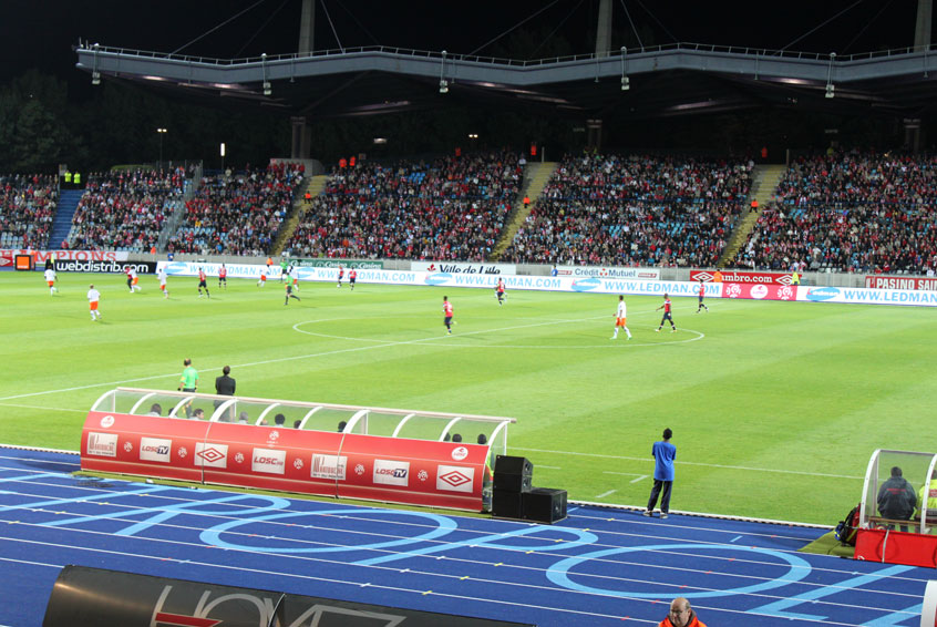 法國(guó)甲級(jí)足球聯(lián)賽特型戶外全彩LED球場(chǎng)屏